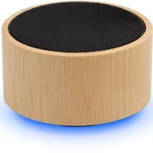 5 x 4 cm. Parlante Bluetooth. Caja redonda de Bambú color natural con malla metálica en la parte superior. Base negra con panel de control. Permite recibir llamadas. Micrófono incorporado. Versión bluetooth: 5.0. Batería: 300 mAh. Potencia: 3W. Cable de carga y conexión USB tipo C en color negro. Presentación en caja de regalo Kraft.